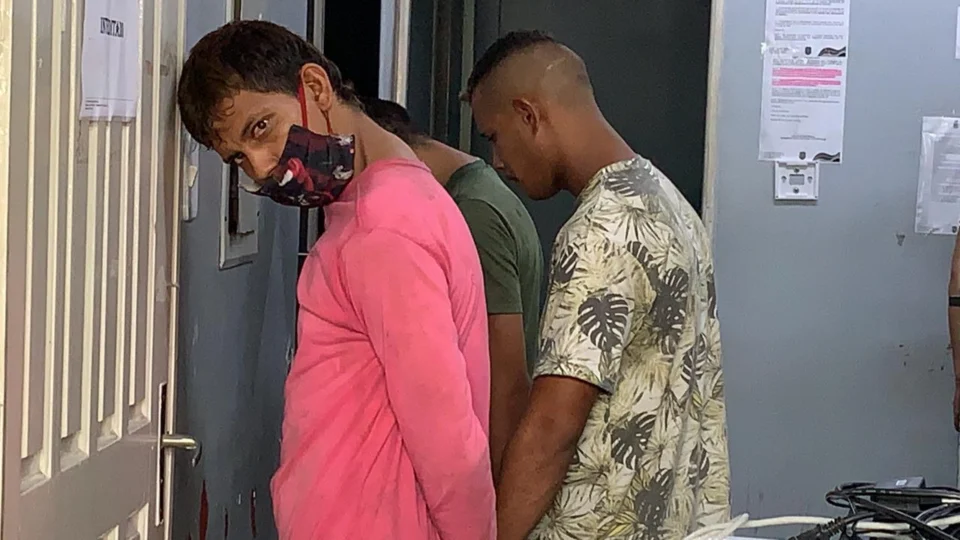 Vídeo: Trio é preso após roubar a pé uma impressora avaliada em 5 mil reais da concessionária Águas de Manaus, na zona Norte