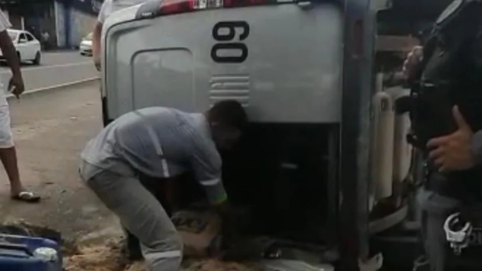 Vídeo: motorista perde o controle ao fazer curva e capota veículo na Av. Noel Nutels, na zona Norte de Manaus
