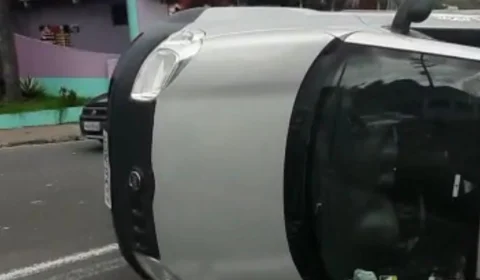 Motorista perde o controle ao fazer curva e capota veículo na Av. Noel Nutels, na zona Norte de Manaus; Veja vídeo