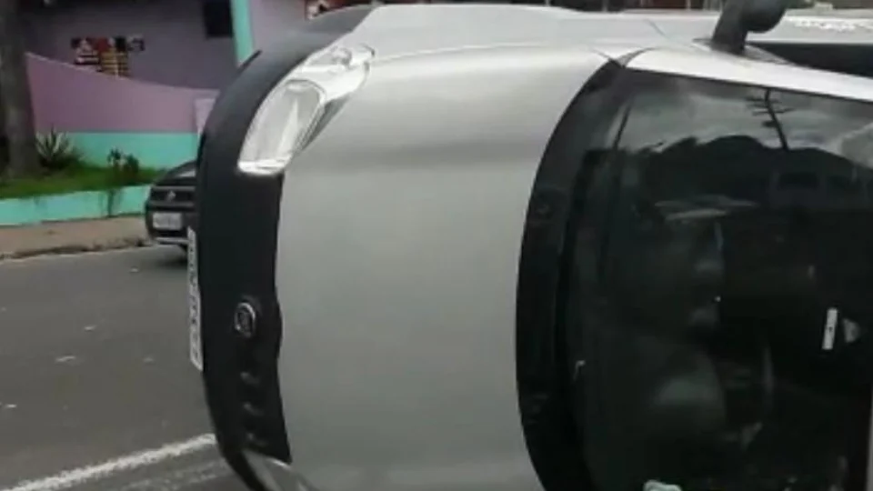 Motorista perde o controle ao fazer curva e capota veículo na Av. Noel Nutels, na zona Norte de Manaus; Veja vídeo