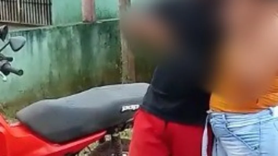 Vídeo;Homem ameaça esfaquear mulher em via pública e acaba sendo golpeado