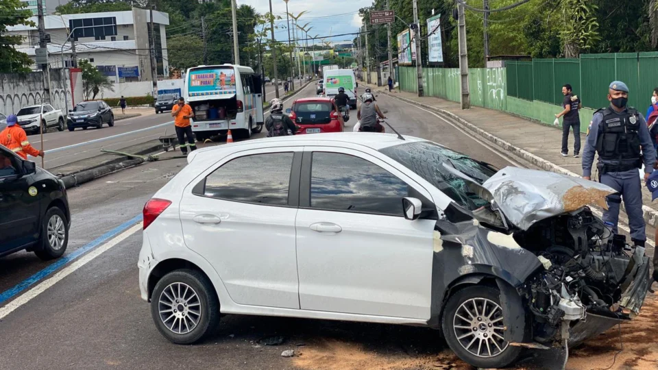 Discussão de casal termina em acidente de trânsito na Av. Constantino Nery