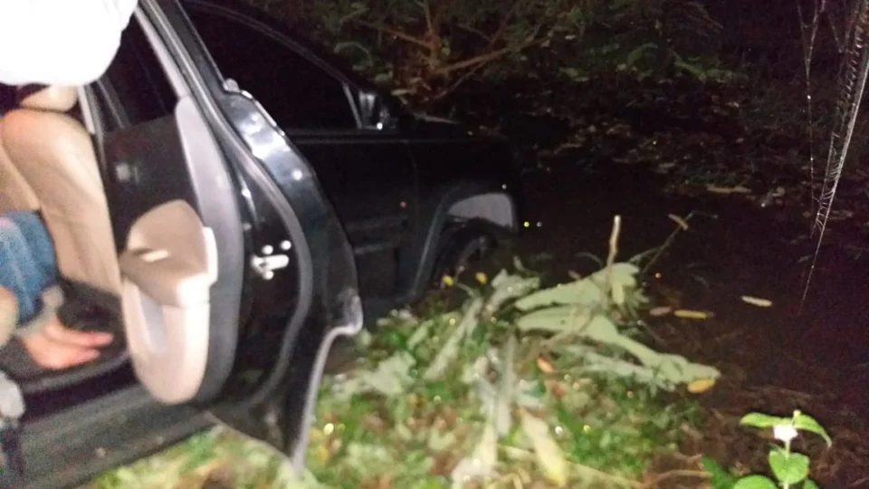 Empresário amarrado em carro de luxo, que foi jogado em rio, escapa da morte ao ser salvo pela PM