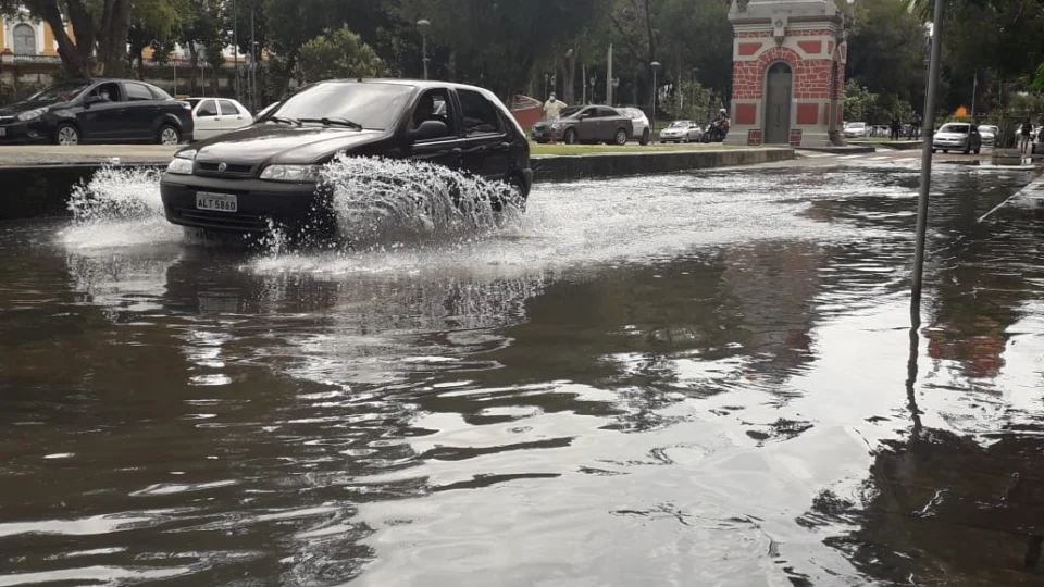 Águas do Rio Negro invadem Avenida Eduardo Ribeiro no Centro de Manaus