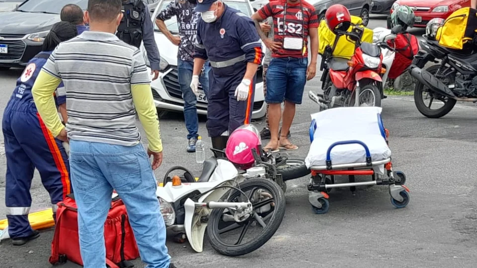 Acidente na avenida Tancredo Neves deixa duas pessoas gravemente feridas