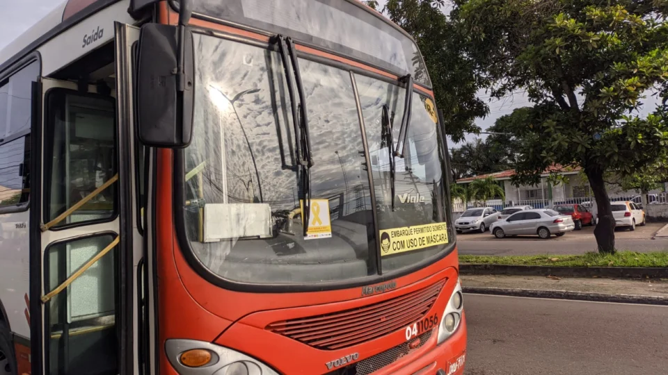 Homens fortemente armados assaltam ônibus da linha 356; Ao menos 40 pessoas estavam no coletivo