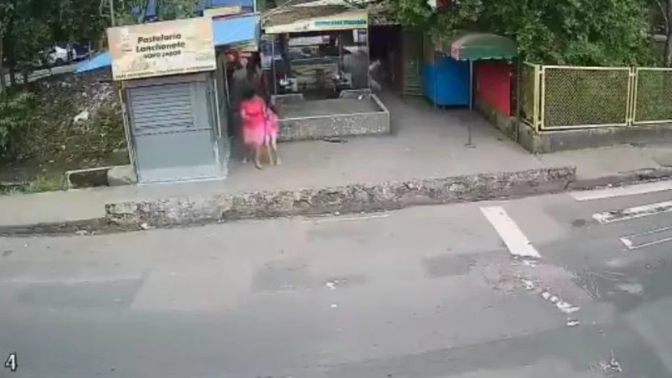 Perseguição e tiroteio deixam populares apavorados no bairro Coroado; Veja vídeo