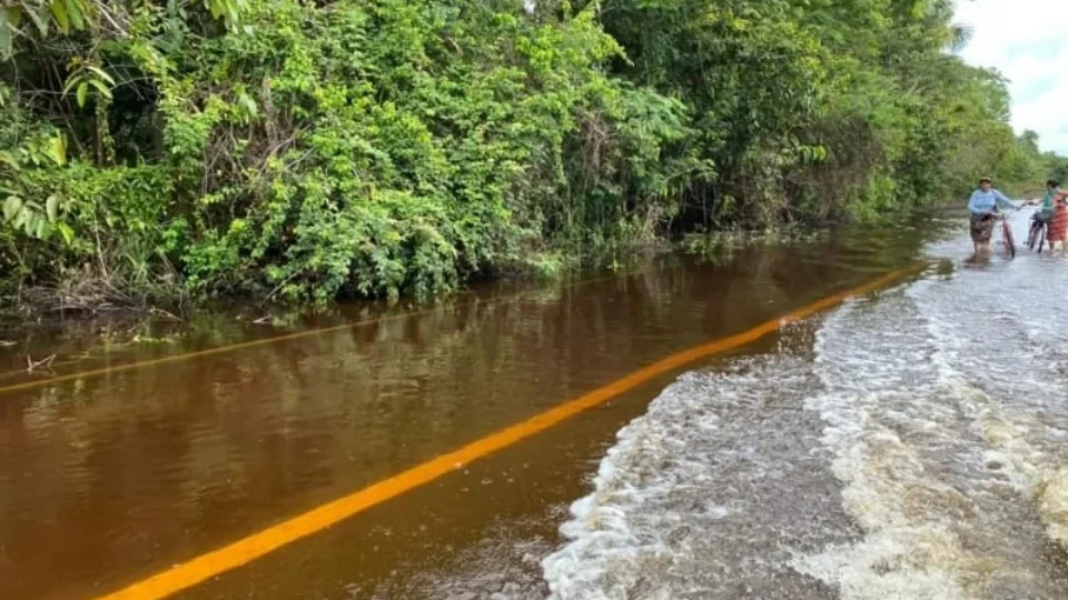 VÍDEO;Com cheia do rio Anauá, tráfego de veículos de passeio na BR-174 no sul de Roraima fica suspenso