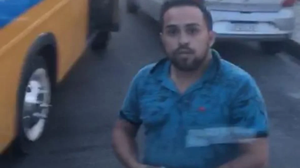 Motorista de “amarelinho” quebra rota do Distrito Industrial em ataque de fúria na zona Leste; Policia busca pelo agressor