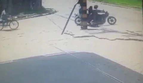 Casal é baleado por motoqueiro misterioso; Veja vídeo