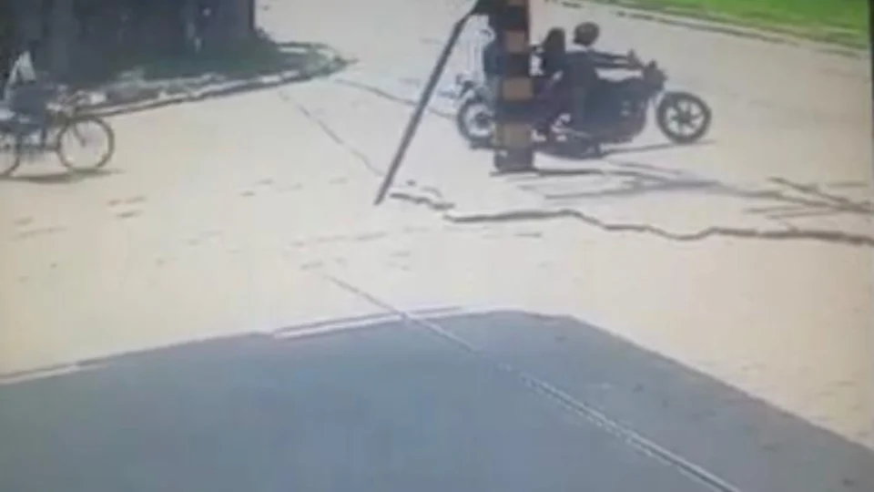 Casal é baleado por motoqueiro misterioso; Veja vídeo