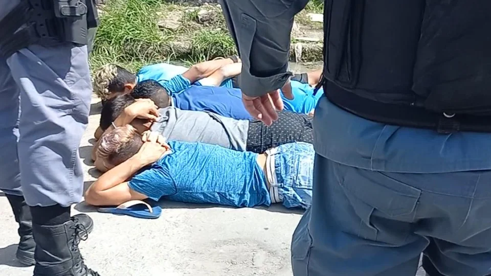 Veja vídeo;Quadrilha de assaltantes é presa realizando arrastões com arma de fogo caseira, na zona Norte de Manaus