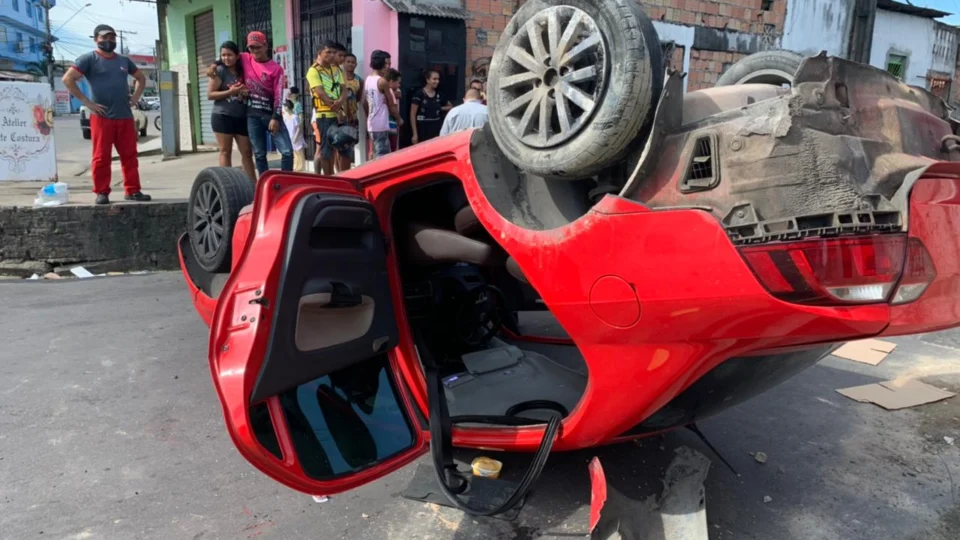 Veja vídeo;Motorista de app capota carro com três passageiros, entre eles, uma criança, na zona Leste