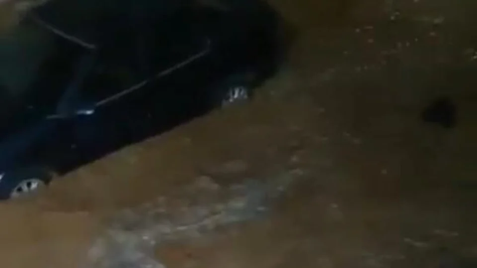 Vídeos mostram o desespero dos moradores após tubulação romper no bairro Compensa