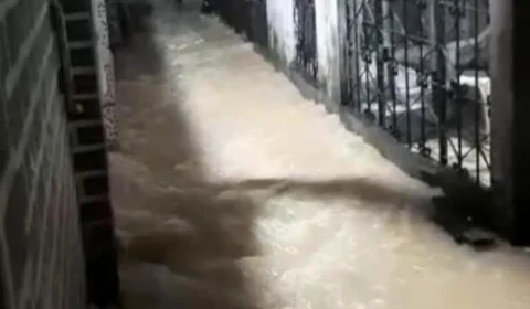 Moradores se desesperam após tubulação romper no bairro Compensa; Veja vídeos