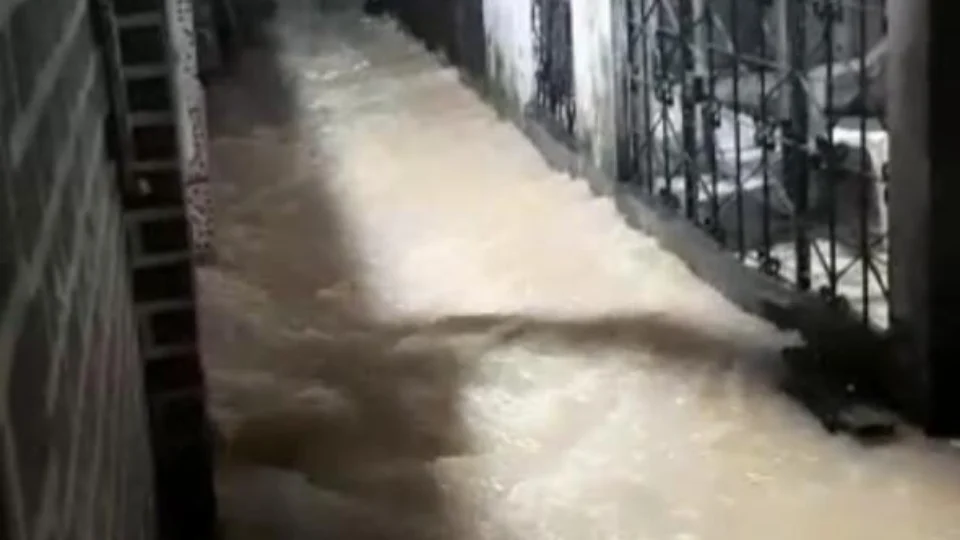 Moradores se desesperam após tubulação romper no bairro Compensa; Veja vídeos