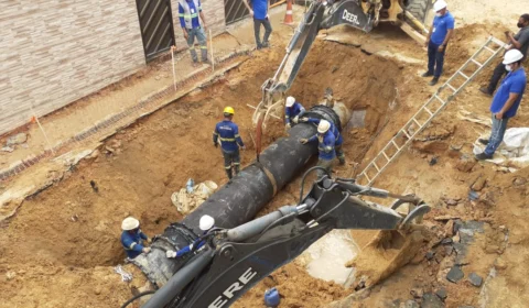 Rompimento de adutora causa prejuízos a moradores; Empresa é notificada pela Prefeitura