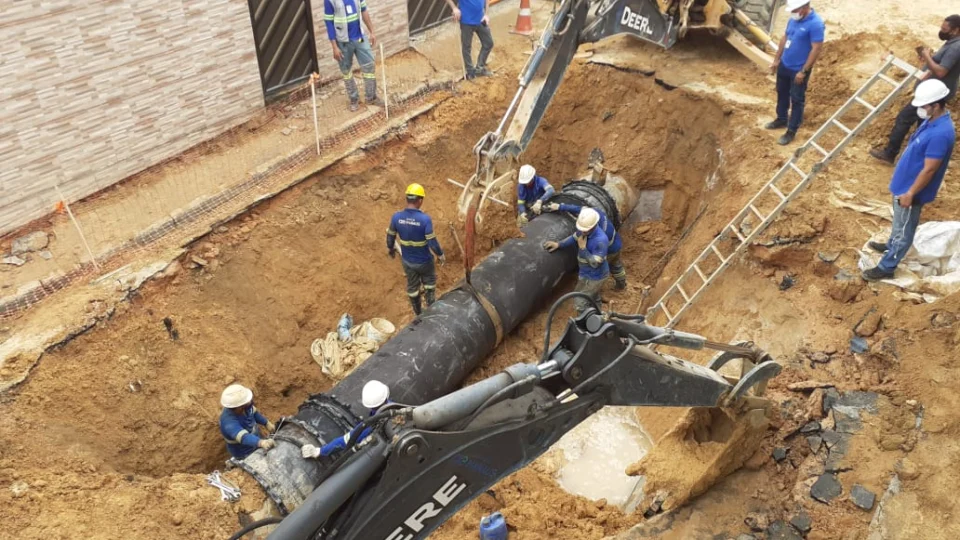 Rompimento de adutora causa prejuízos a moradores; Empresa é notificada pela Prefeitura