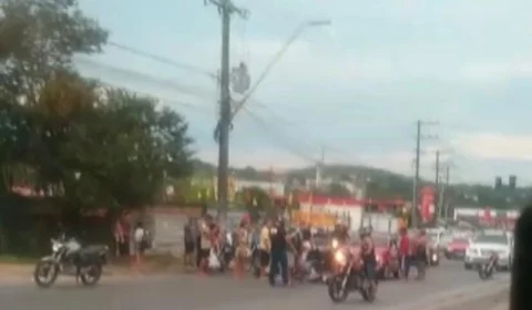 Após assaltar e atirar contra dono de mercadinho, ladrão é espancado por populares; Veja vídeo