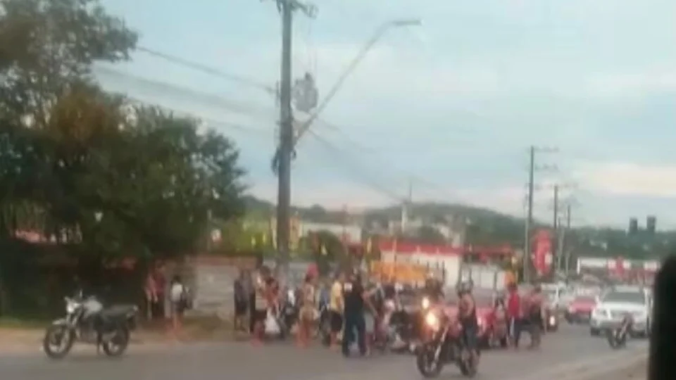 Após assaltar e atirar contra dono de mercadinho, ladrão é espancado por populares; Veja vídeo