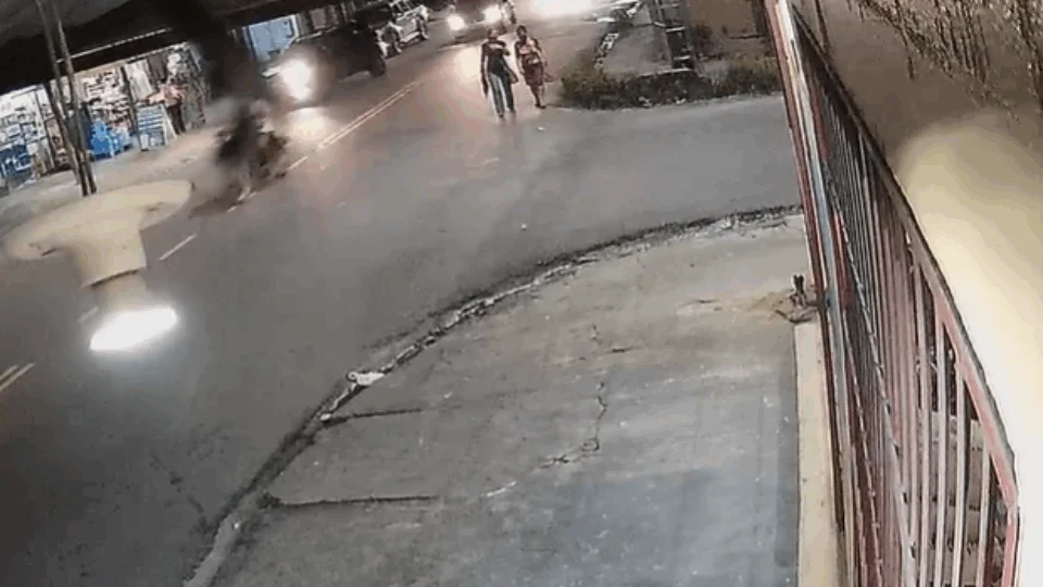 Cenas fortíssimas;Vídeo mostra momento em que assaltantes atropelam mulher no Novo Aleixo