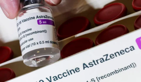 Lote de 220 mil doses da vacina do Covax Facility chega ao Brasil