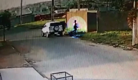 VEJA VÍDEO – Mãe ateia fogo em filho recém-nascido após jogá-lo em terreno baldio