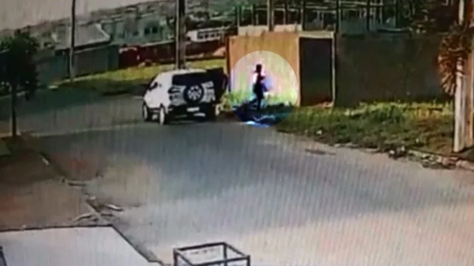 VEJA VÍDEO – Mãe ateia fogo em filho recém-nascido após jogá-lo em terreno baldio