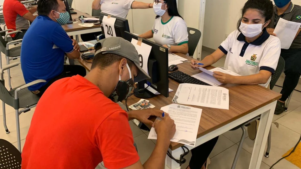 Governo do AM paga 15ª parcela do Auxílio Moradia às famílias retiradas da ocupação irregular Monte Horebe;Veja detalhes