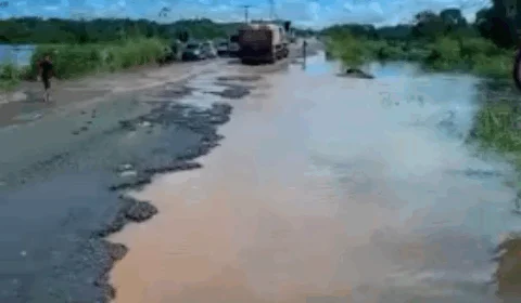 Cheia: Rodovia BR-174 rompe no km230 pela força das águas que tomou conta da pista; motoristas seguem paralisados