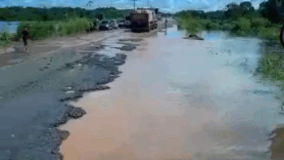 Cheia: Rodovia BR-174 rompe no km230 pela força das águas que tomou conta da pista; motoristas seguem paralisados