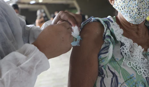 Diário de vacinação da FVS-AM informa que 967.770 doses da vacina contra Covid-19 já foram aplicadas em todo o Estado