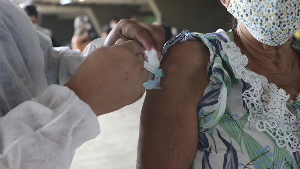 Diário de vacinação da FVS-AM informa que 967.770 doses da vacina contra Covid-19 já foram aplicadas em todo o Estado