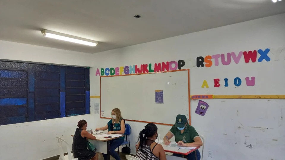 Prefeitura de Manaus entrega cestas básicas para famílias do Mauazinho atingidas pela cheia