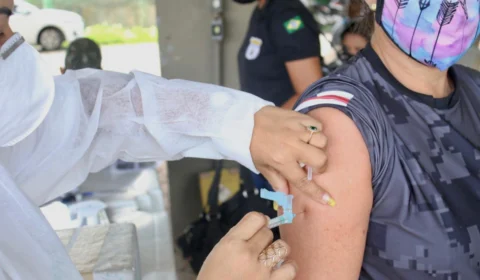 Prefeito de Manaus anuncia vacinação contra a Covid-19 para pessoas com 34 e 35 anos;Veja locais