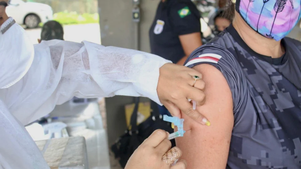 Prefeito de Manaus anuncia vacinação contra a Covid-19 para pessoas com 34 e 35 anos;Veja locais