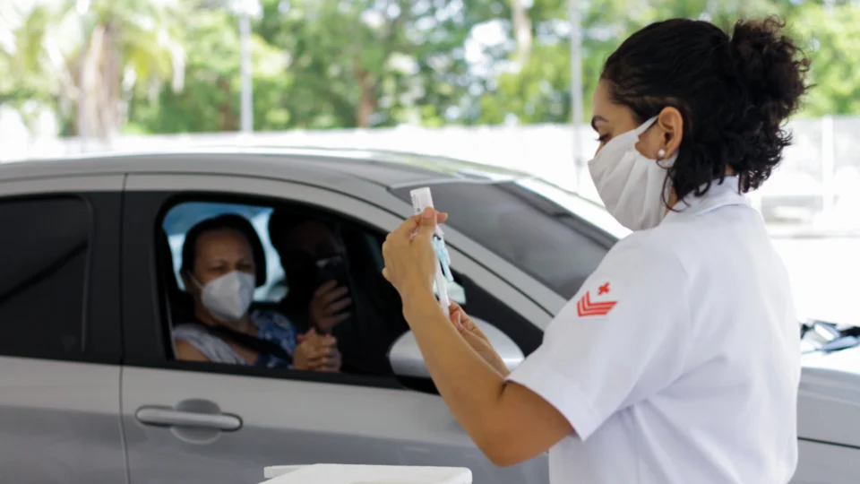 Confira calendário de vacinação contra Covid-19 para pessoas de 50 a 53 anos divulgado pela Prefeitura