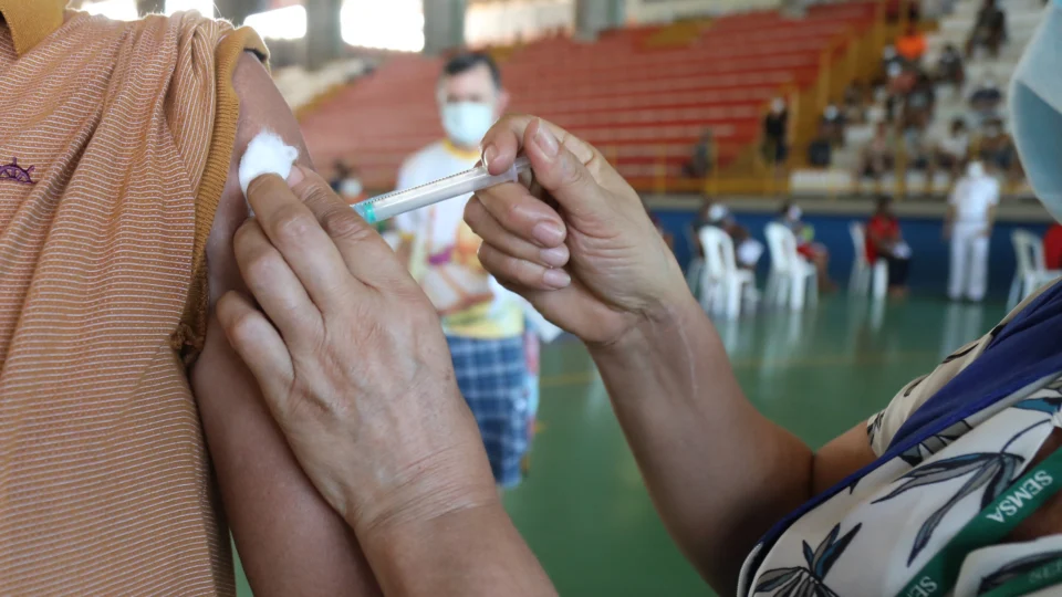 Trabalhadores do transporte coletivo rodoviário e caminhoneiros serão vacinados neste sábado (05);Veja locais