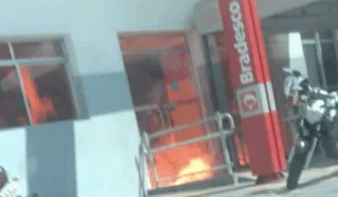Em vídeo, criminosos ameaçam secretário de segurança pública após atear fogo em agência bancária no bairro Compensa, em Manaus