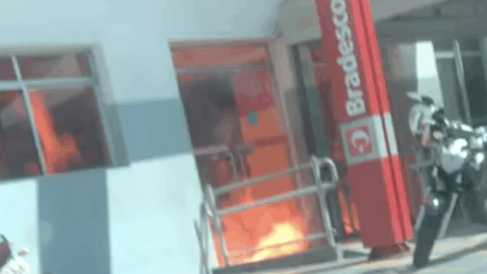 Veja vídeo;Após morte de traficante em troca de tiros com a polícia, criminosos reagem ateando fogo em vários pontos de Manaus