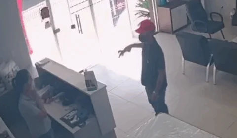 Veja vídeo;Assaltantes invadem loja, rendem funcionária e são recebidos a tiros pelo dono do estabelecimento