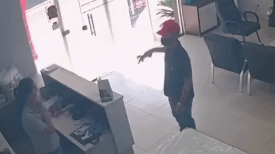 Veja vídeo;Assaltantes invadem loja, rendem funcionária e são recebidos a tiros pelo dono do estabelecimento