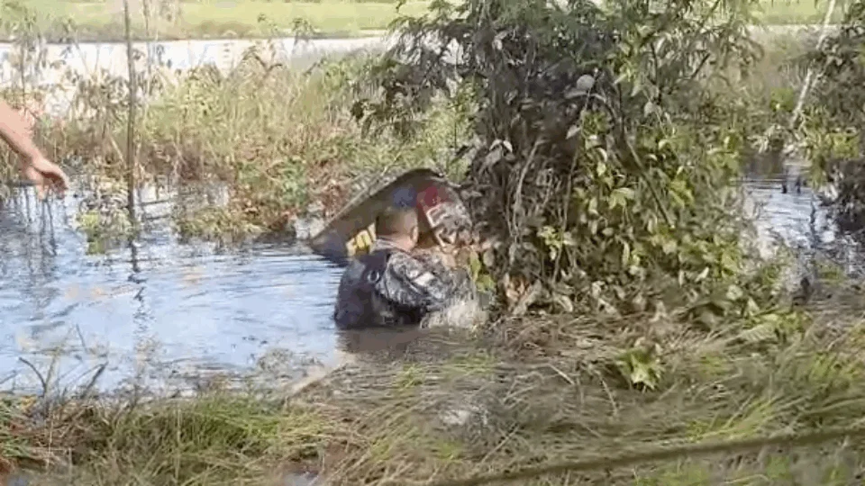 Veja vídeo;Viatura da Força Nacional perde o controle e cai em rio na BR-319