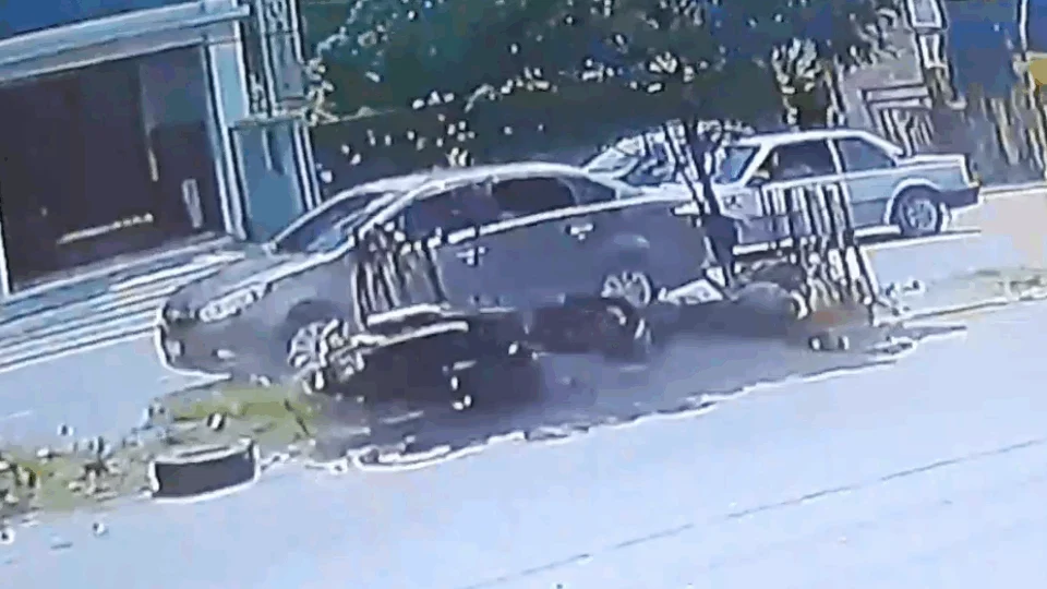 Vídeo:Mototaxista morre após ser atropleado por ônibus;Motorista não parou para prestar socorro na Autaz Mirim