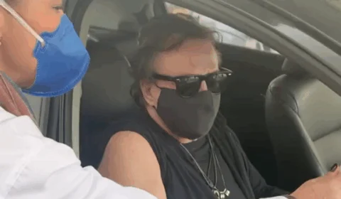 “Brigadúú,Viva o Sus”, diz cantor Fábio Júnior ao tomar 2º dose de vacina contra a Covid-19