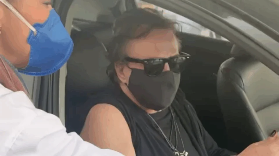 “Brigadúú,Viva o Sus”, diz cantor Fábio Júnior ao tomar 2º dose de vacina contra a Covid-19