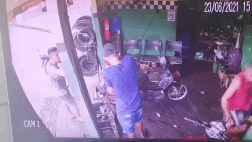 Veja vídeo;Homem é assassinado a tiros em oficina no Parque São Pedro