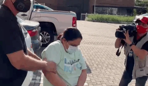 Veja vídeo; Mulher agride criança com cabide de roupas e acaba presa, em Manaus