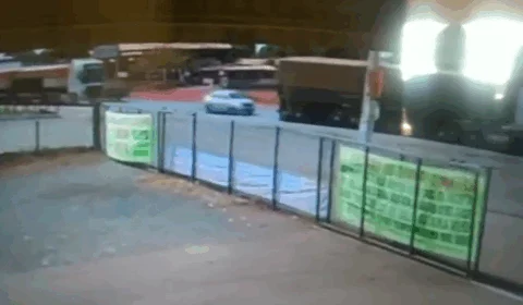 Veja vídeo;Carro é esmagado por carretas e motorista sobrevive sofrendo apenas ferimentos