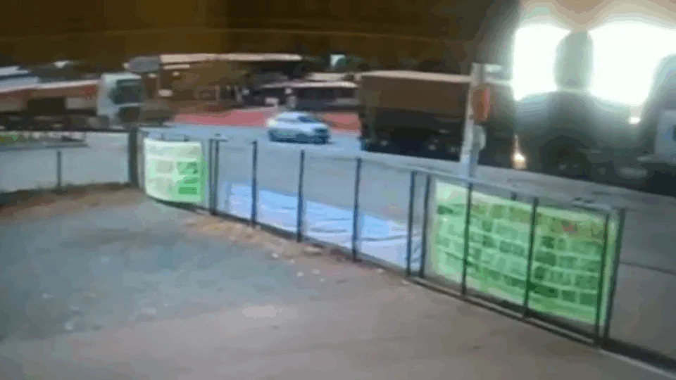 Veja vídeo;Carro é esmagado por carretas e motorista sobrevive sofrendo apenas ferimentos